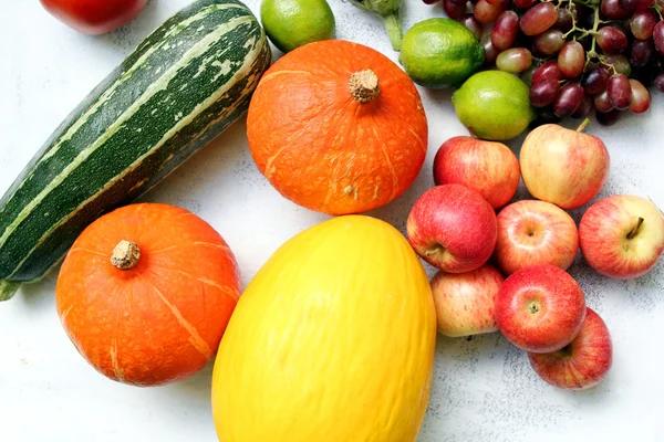 Herbstfrüchte im Garten — Stockfoto