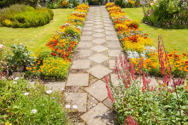 Jardim paisagismo com um caminho — Fotografia de Stock