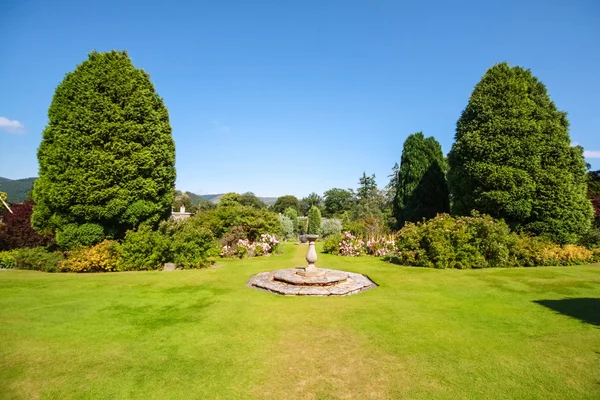 Mooi aangelegde zomertuin — Stockfoto