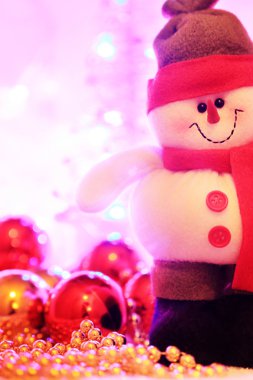 Noel ışıkları karşı gülümseyen kardan adam