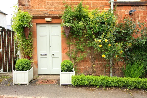 Schöner Blumenschmuck vor dem Haus — Stockfoto