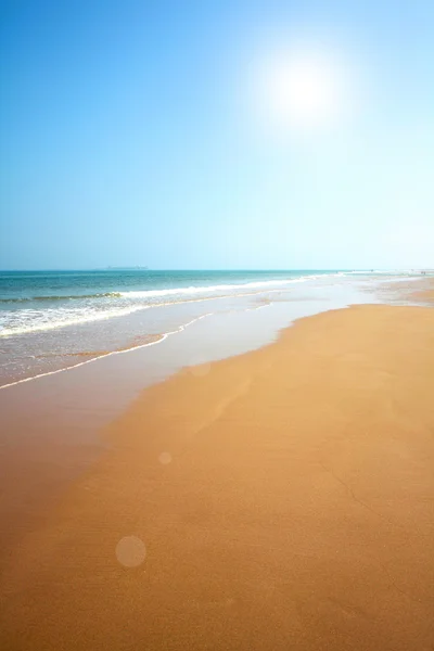 Praia bonita com areia, ondas azuis e céu — Fotografia de Stock