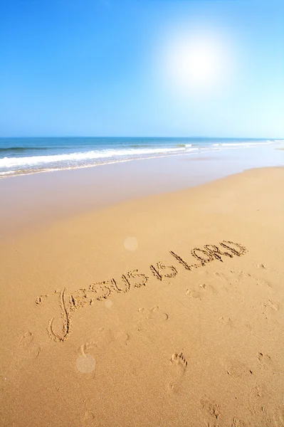 Strand met zand, blauwe golven en hemel — Stockfoto