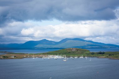Oban, İskoçya'nın Argyll and Bute'deki / Konsey alanı içinde bir tatil kasabası görünümünde bir.