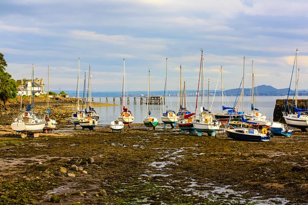 Fekete homokos strand, Aberdour, Skócia. — Stock Fotó