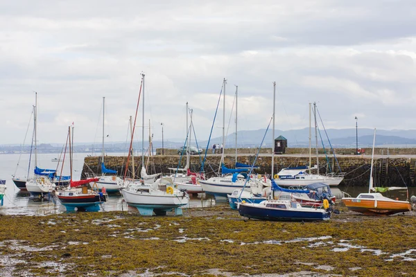 Чорні піски берег, Aberdour, Шотландія. — стокове фото