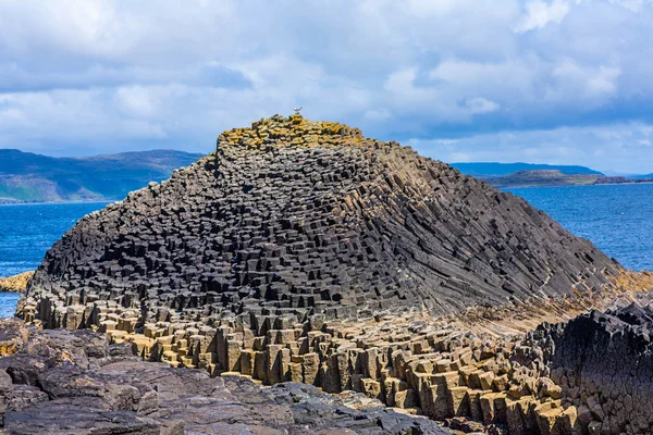 Staffa, una isla de las Hébridas Interiores en Argyll y Bute, Escocia — Foto de Stock