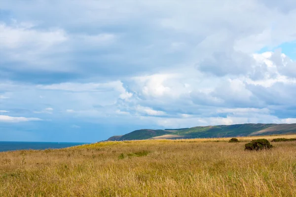 Paisaje soleado con campos y cielo azul en Escocia — Foto de Stock