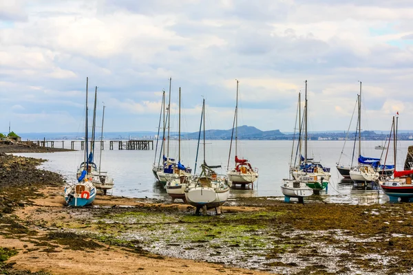 Fekete homokos strand, Aberdour, Skócia. — Stock Fotó