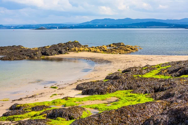 Black Sands beach, Aberdour, Schotland. — Stockfoto