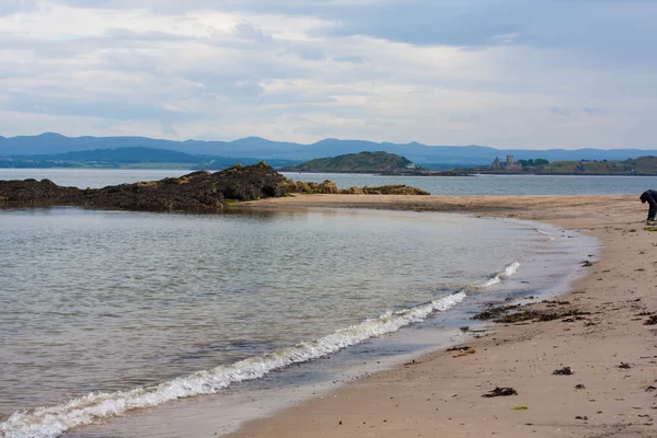 Μαύρο άμμο παραλία, Aberdour, Σκωτία. — Φωτογραφία Αρχείου