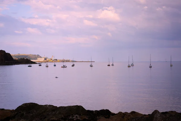 Black sand beach, Aberdour, Skottland. — Stockfoto