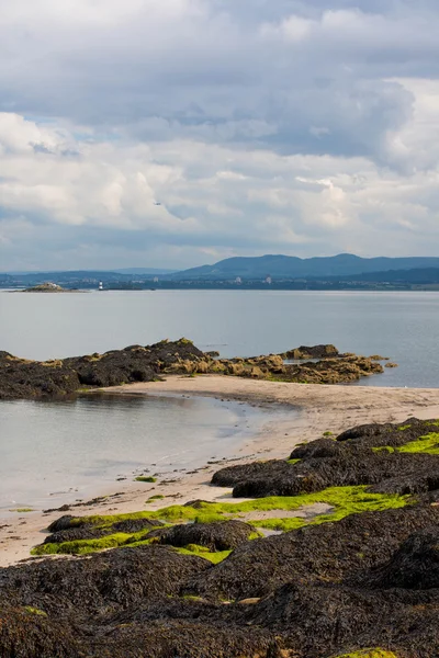 Praia de Black Sands, Aberdour, Escócia . — Fotografia de Stock