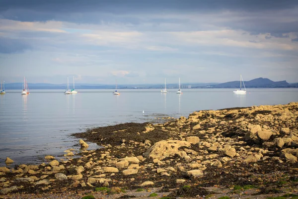 Black Sands beach, Aberdour, Scotland. — Stock Photo, Image