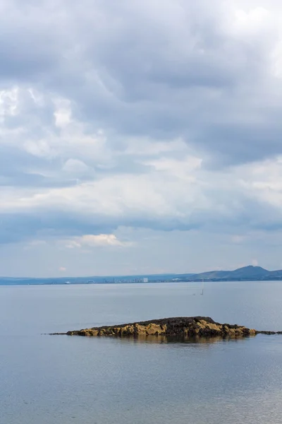 Black Sands beach, Aberdour, Scotland. — Stock Photo, Image