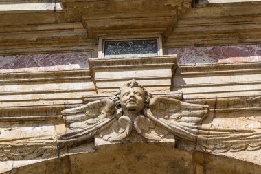 Bir melek, eski kilisenin duvarına kafasından s