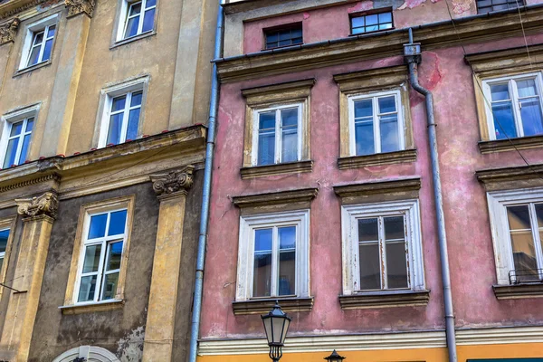 Die alten, historischen Mietshäuser am alten Marktplatz in Krakau, Polen — Stockfoto