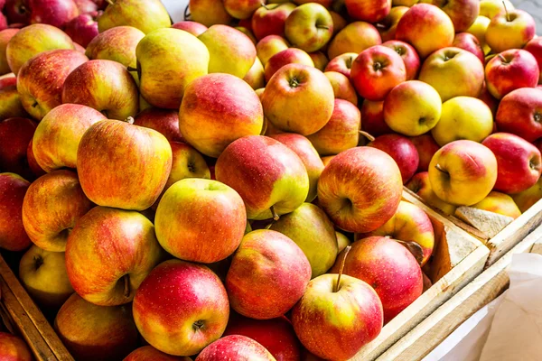 Äpplen färska monter på staden marknaden, Krakow, Polen — Stockfoto