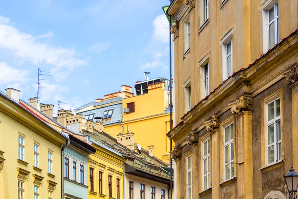 Los antiguos edificios históricos en la Plaza del Mercado Viejo en Cracovia, Polonia — Foto de Stock