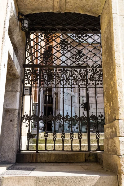古い、美しい細工鉄の門 — ストック写真