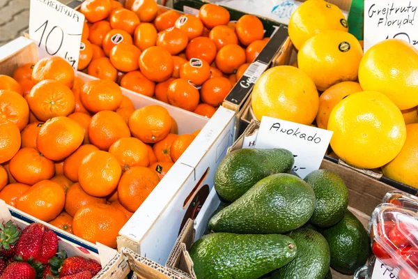 Produtos hortícolas orgânicos frescos e frutas no mercado da cidade — Fotografia de Stock