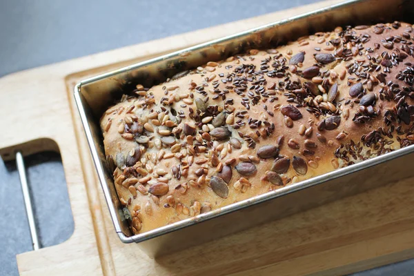 Biologische, zelfgemaakte brood vers gebakken met veel zaden, close-up — Stockfoto