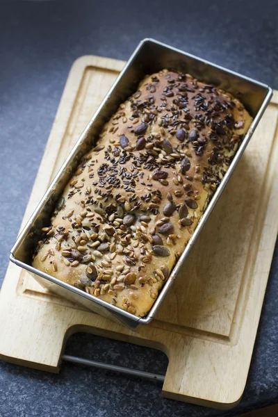 Biologische, zelfgemaakte brood vers gebakken met veel zaden, close-up — Stockfoto