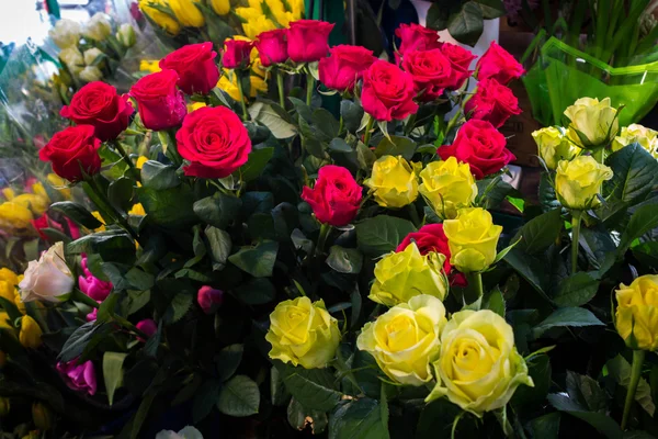 Verse rozen worden verkocht op de markt van de stad — Stockfoto