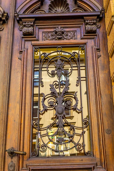 Old Old wooden door with metal artwork — Stock Photo, Image