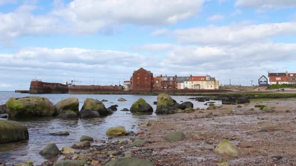 Slunečné pobřeží v North Berwick, Skotsko, Velká Británie. HD — Stock video