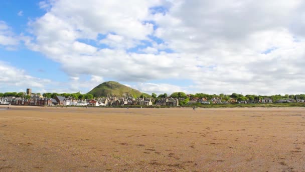 Plage avec vue sur North Berwick Law en Écosse, Royaume-Uni. HD — Video