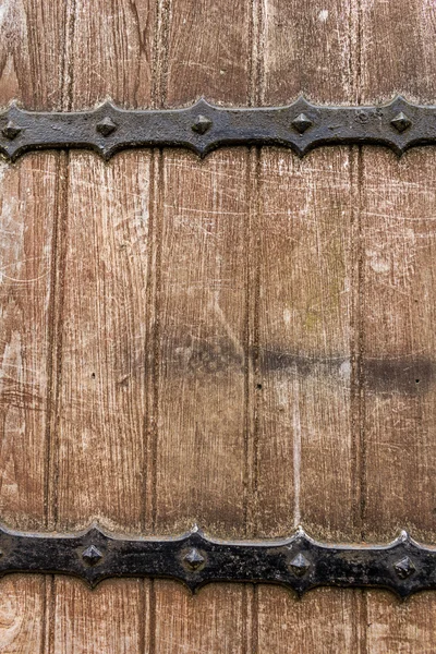 Puerta de madera vieja con decoraciones de metal —  Fotos de Stock