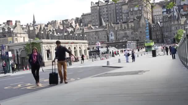 Edinburgh, İskoçya - 14 Haziran, 2015. Turistler ve taşıt Waverley tren istasyonu dışında Waverley Bridge Street yürüyüş. — Stok video