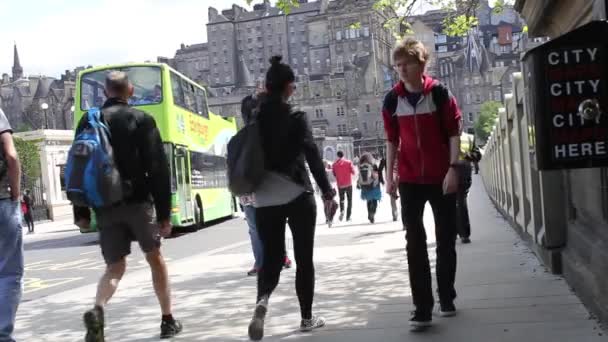 Edinburgh, İskoçya - 14 Haziran, 2015. Turistler ve taşıt Waverley tren istasyonu dışında Waverley Bridge Street yürüyüş. — Stok video