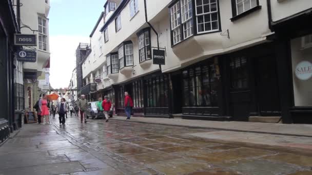 York, Inghilterra, 22 giugno 2015, i visitatori a piedi lungo le vecchie strade, filmati HD — Video Stock
