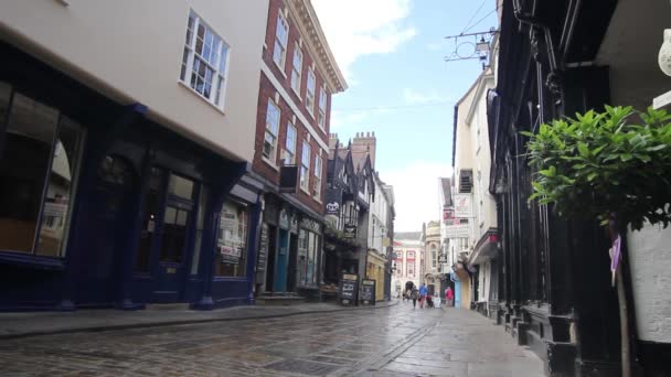 York, Inglaterra, 22 de junio de 2015, visitantes caminando por las calles antiguas, imágenes de alta definición — Vídeo de stock