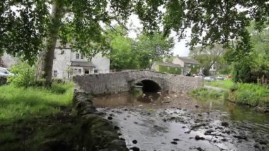 Malham'da taş köprü, North Yorkshire Craven bölgesinde bir köy, İngiltere.
