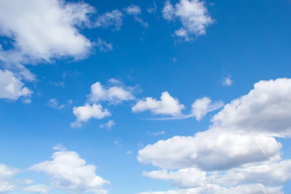 Cielo azul y nubes blancas Fotos de stock libres de derechos