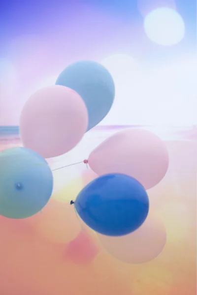 Художественный фон с красочными воздушными шарами, винтажный стиль — стоковое фото
