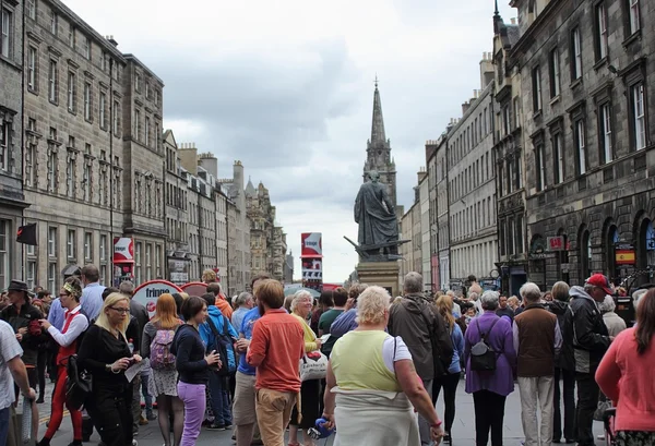 Royal Mile Edinburgh, İskoçya, 11.08 Fringe Festivali'nde turist. 2015