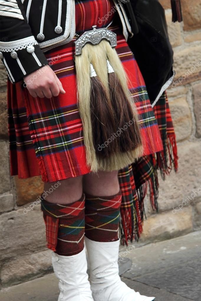 Un Hombre De Gaitero Escocés Vestir En Kilt Escocés Tartan