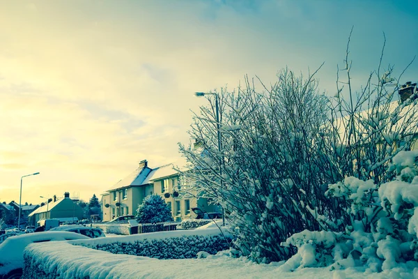Piękny zimowy krajobraz z domów pokrytych śniegiem — Zdjęcie stockowe