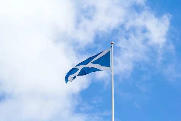 Skotsk flagga mot blå himmel — Stockfoto