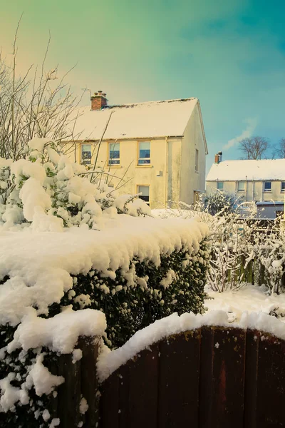 Bellissimo paesaggio invernale con case coperte di neve — Foto Stock