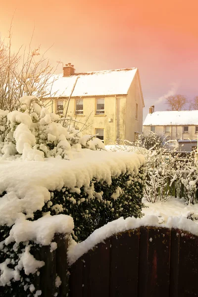 Зимний пейзаж с занесенными снегом домами — стоковое фото
