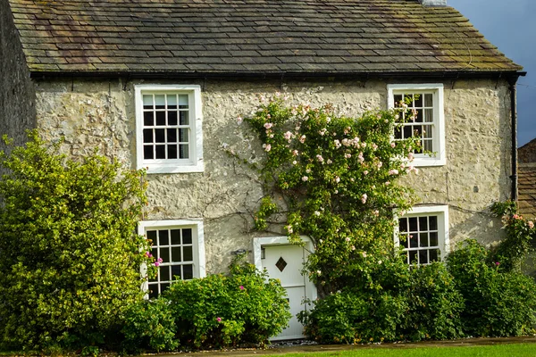 Beautiful English house with climbing roses — Stock Photo, Image