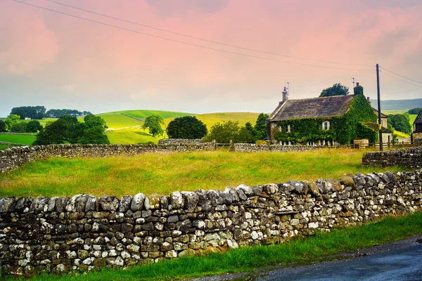 Bello, vecchio cottage inglese con rose rampicanti, Yorkshire, Inghilterra — Foto Stock