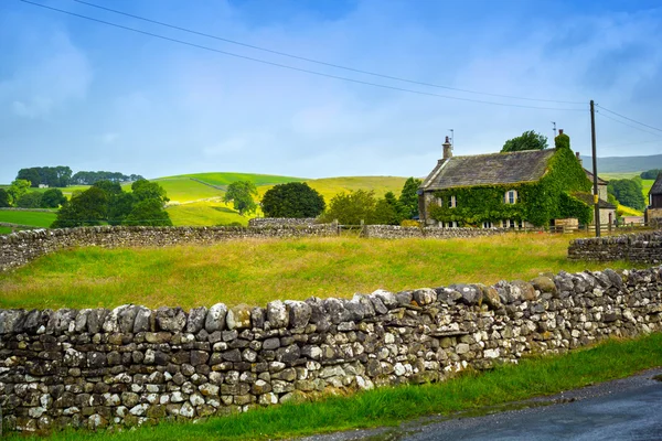 Bello, vecchio cottage inglese con rose rampicanti, Yorkshire, Inghilterra — Foto Stock