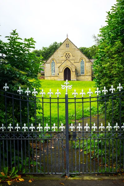 Antigua iglesia británica con puerta de metal —  Fotos de Stock