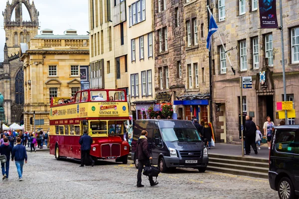 Edinburgh, vintage styl města zájezdový autobus, Royal Mile, 2015, Skotsko, Velká Británie — Stock fotografie
